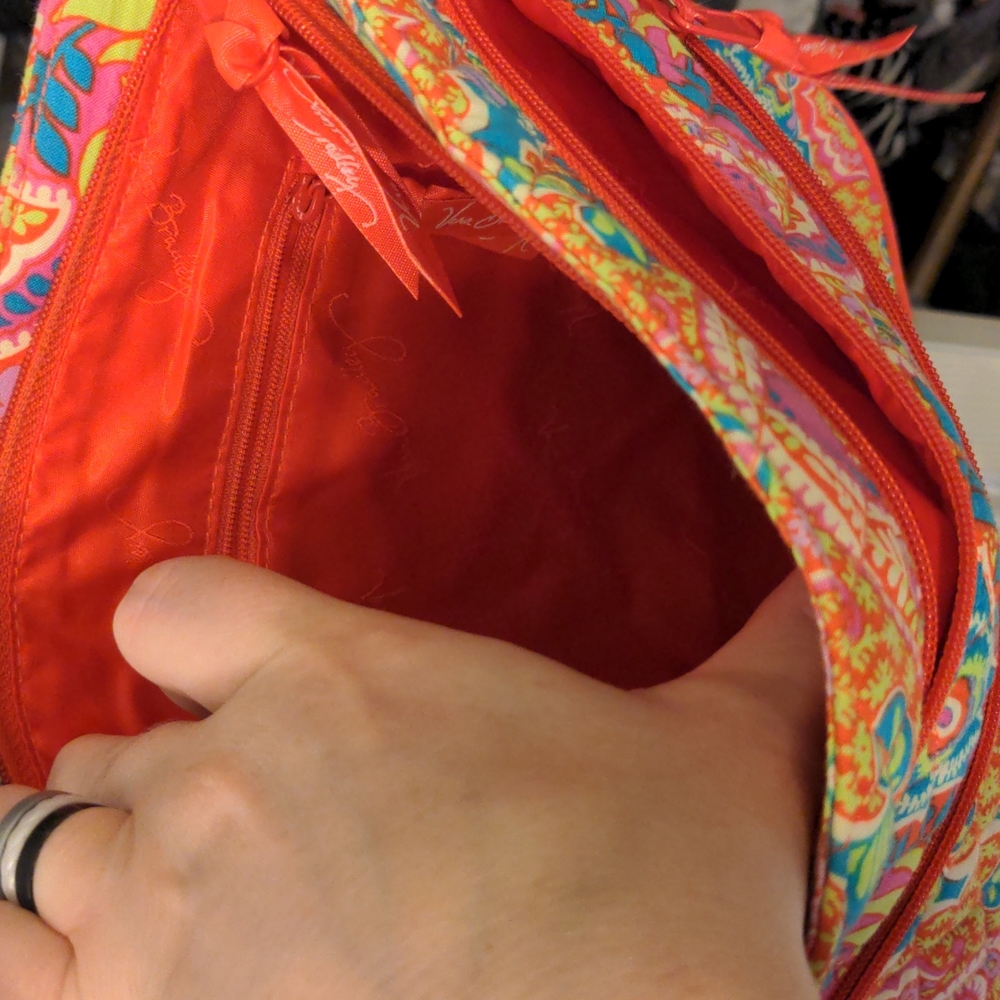 Like new condition cross body Vera Bradley bag - Picture 3 of 6